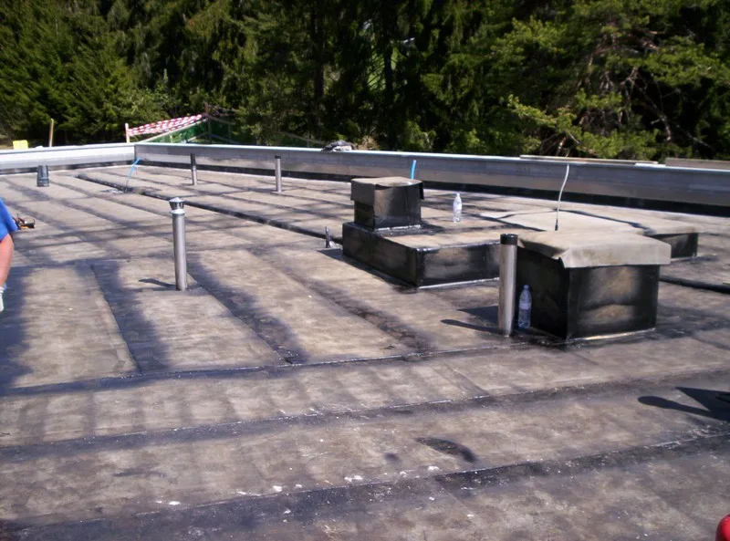 Tetto piano impermeabilizzato con passaggi per gli impianti
