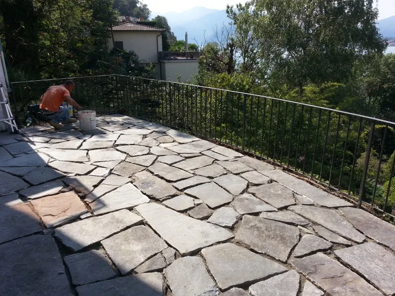 Posa di lastre di pietra su una terrazza panoramica