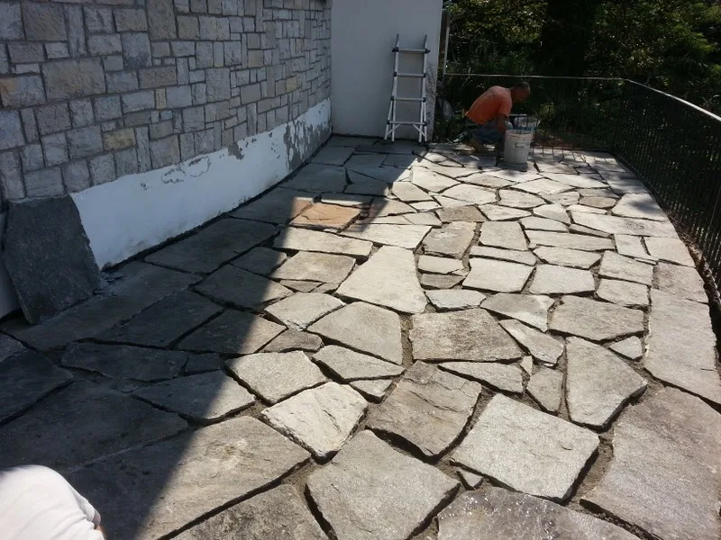 Terrazza con pavimentazione in lastre di pietra posate a opus incertum
