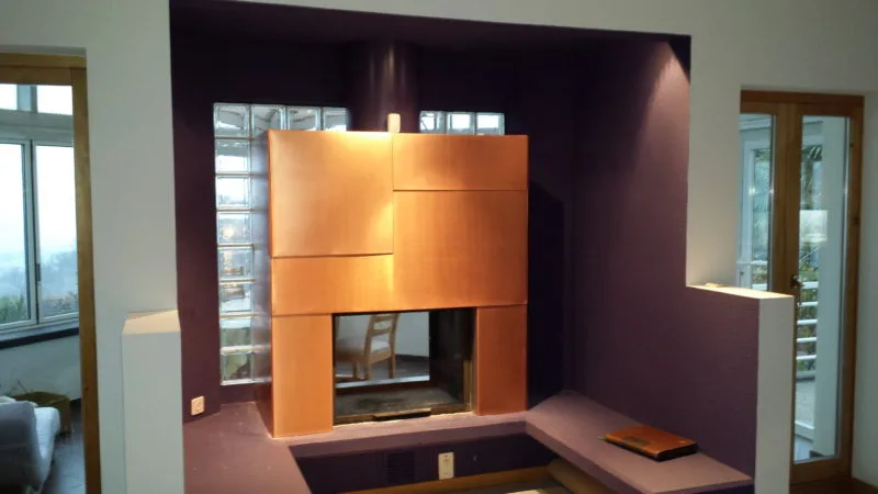 Rivestimento in rame di un camino in un interno